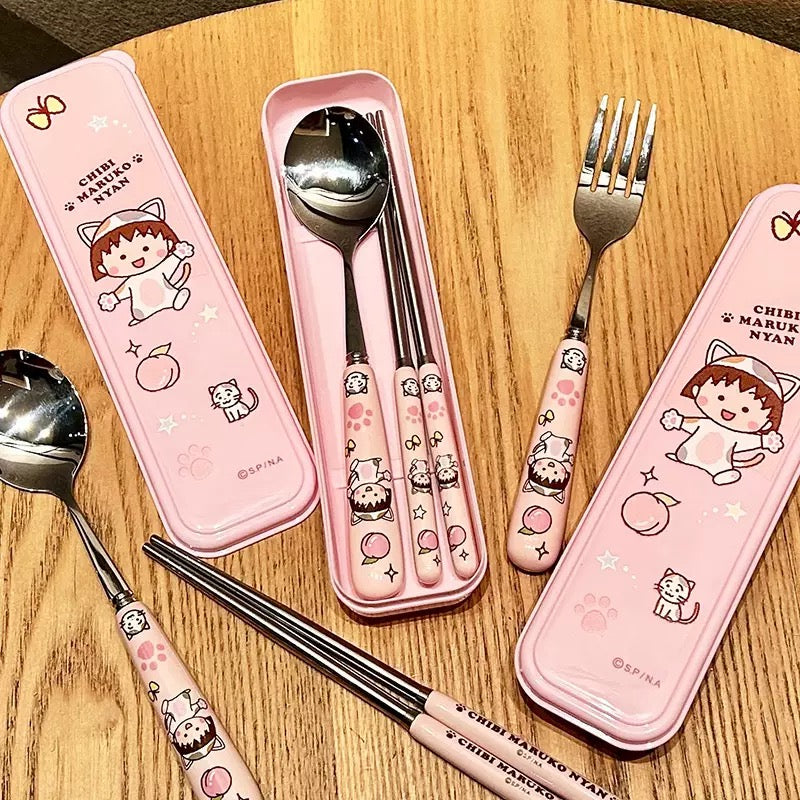 【Chibi Maruko-chan™ 】3-Piece Portable Utensil Set – Stainless Steel Spoon, Fork & Chopsticks